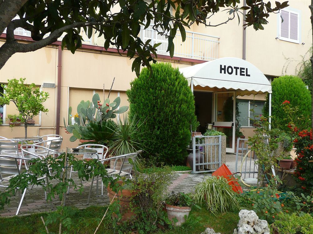 Hotel Darsena Пасиняно сул Тразимено Екстериор снимка