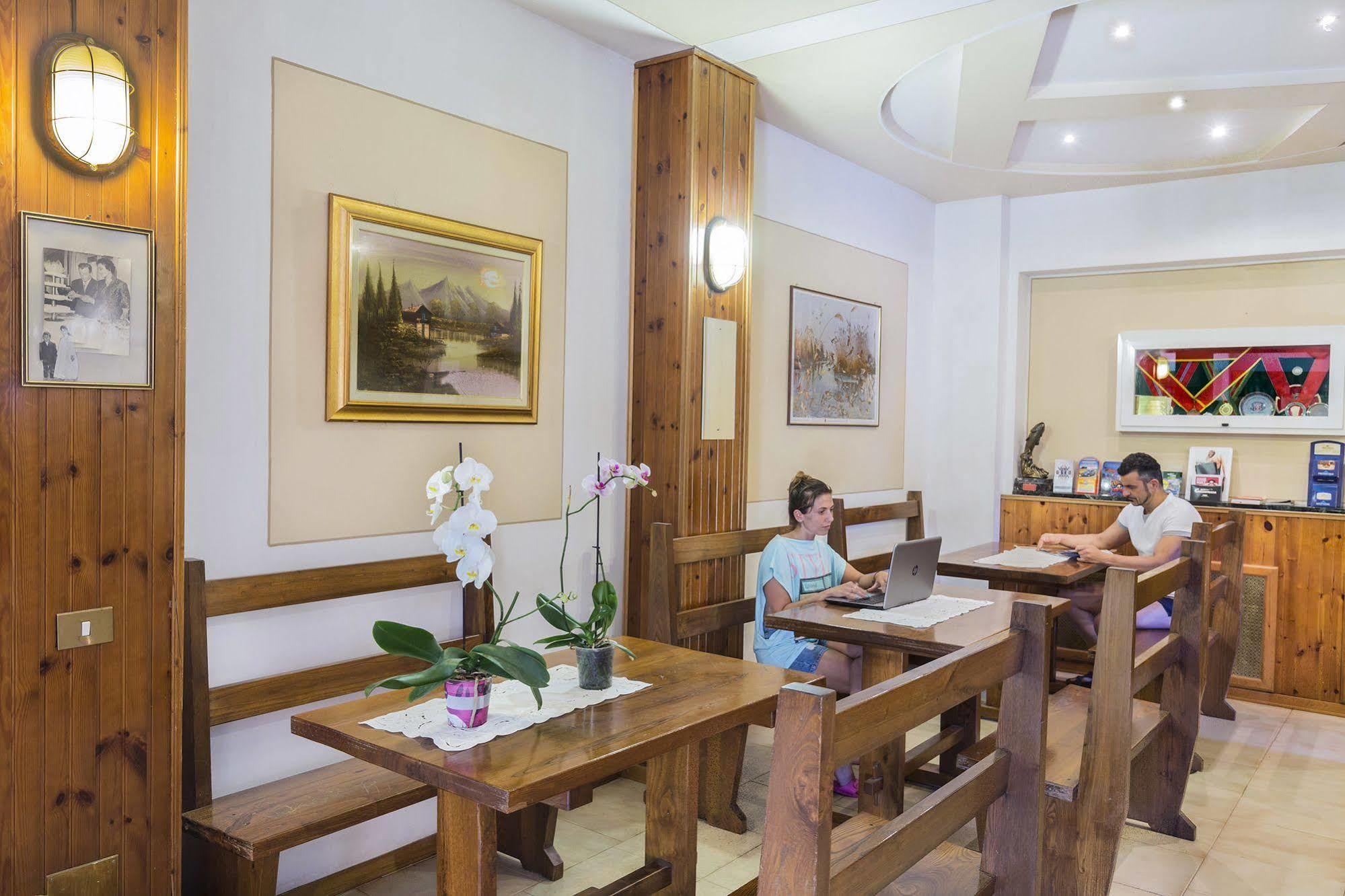Hotel Darsena Пасиняно сул Тразимено Екстериор снимка