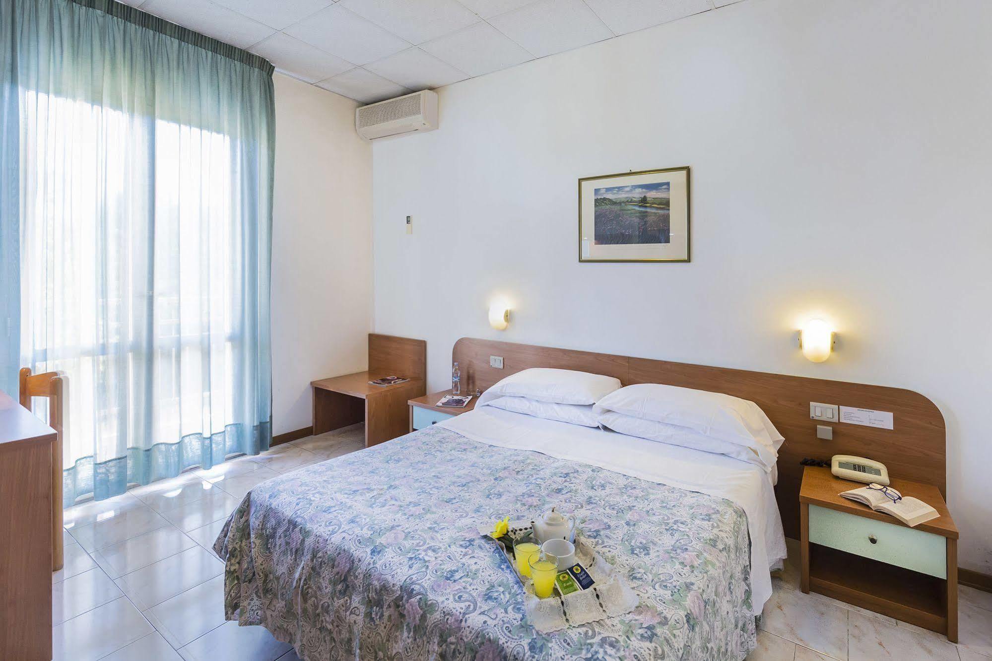 Hotel Darsena Пасиняно сул Тразимено Екстериор снимка