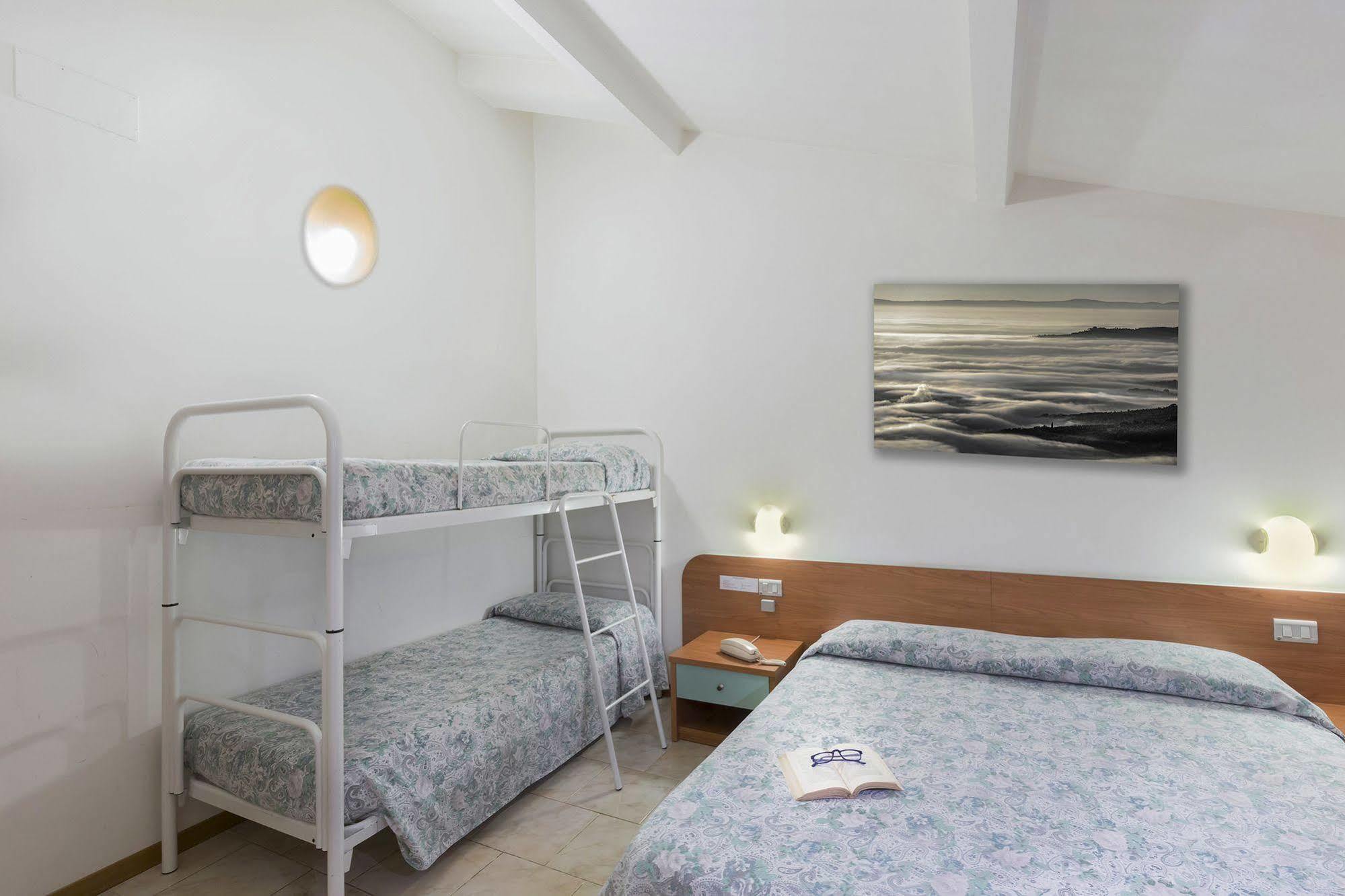 Hotel Darsena Пасиняно сул Тразимено Екстериор снимка