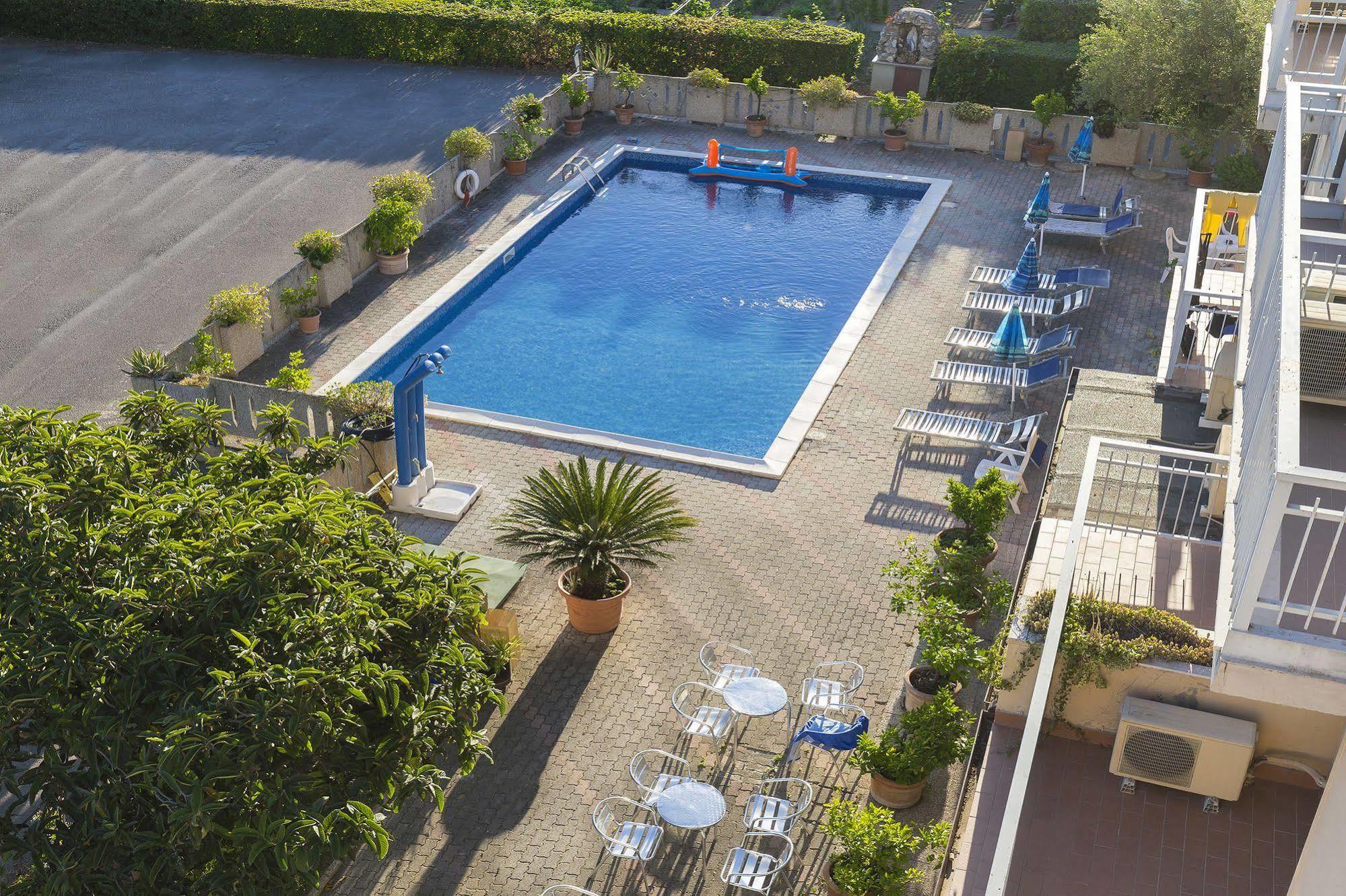 Hotel Darsena Пасиняно сул Тразимено Екстериор снимка