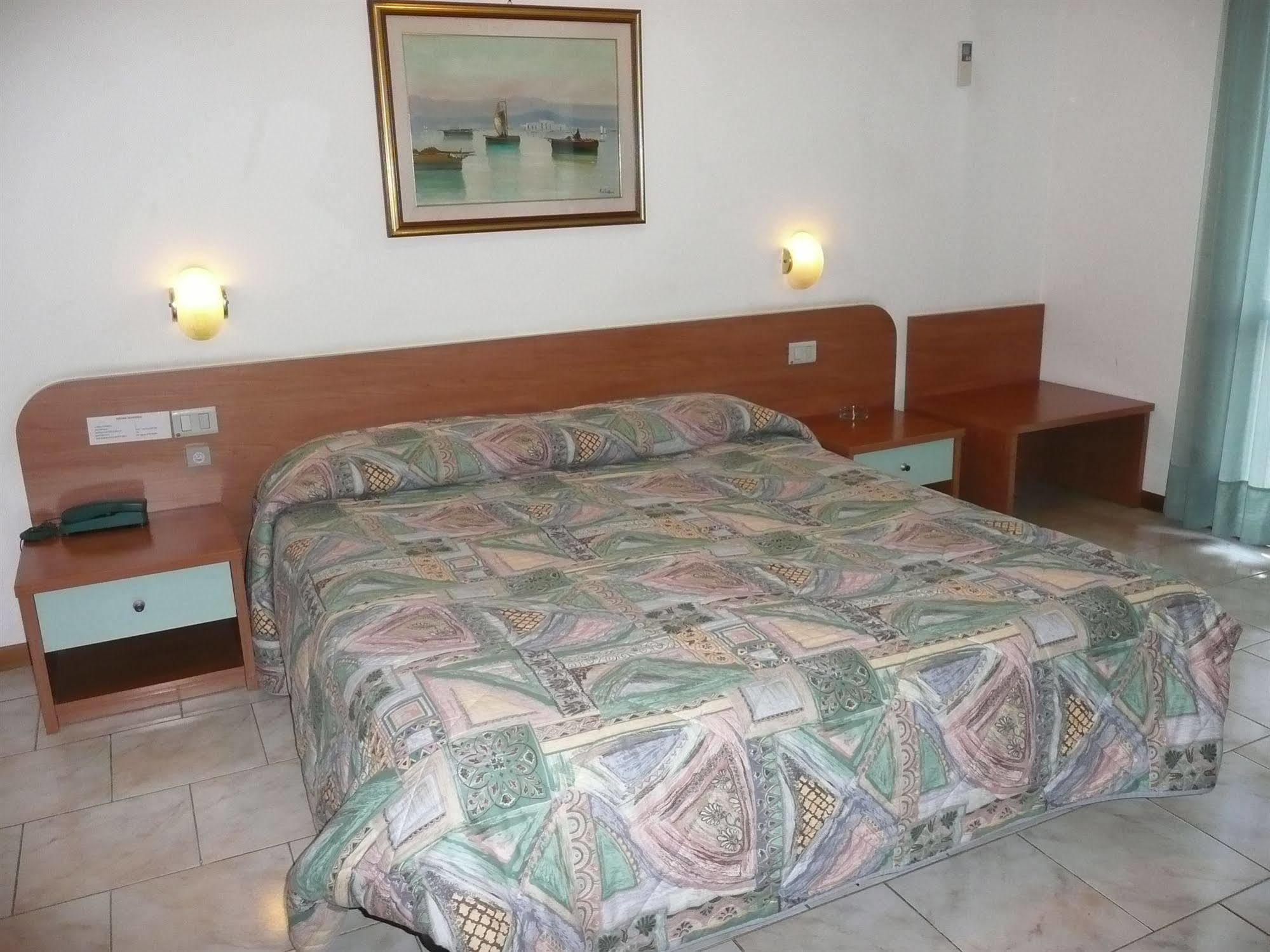 Hotel Darsena Пасиняно сул Тразимено Екстериор снимка